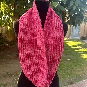 New GUESS Women’s Scarf